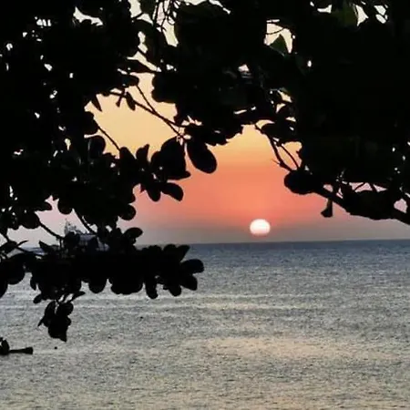 Suíte Pé na Areia- Espaço Independente na Praia do Curral com localização privilegiada - simplicidade e comodidade com o pôr do sol mais lindo de Ilhabela - melhor custo benefício para até 4 pessoas , na Av José Pacheco do Nascimento nº 7682-2